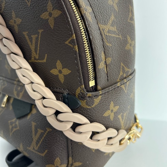 Acrylic smooth finish rubber coating chain link strap charm in taupe - Picture 5 of 5